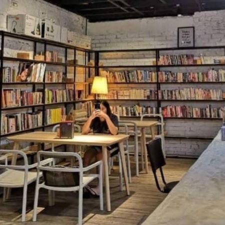 Books & Beds Bed & Breakfast Petaling Jaya Exterior photo