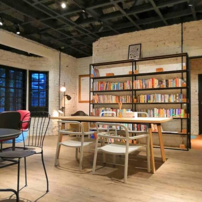 Books & Beds Bed & Breakfast Petaling Jaya Exterior photo