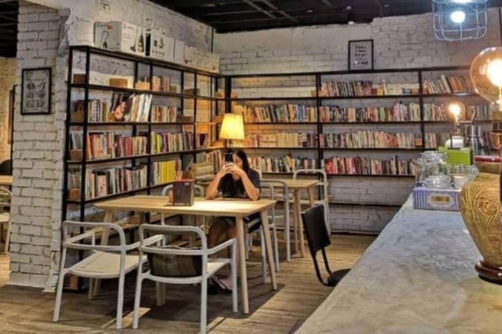 Books & Beds Bed & Breakfast Petaling Jaya Exterior photo