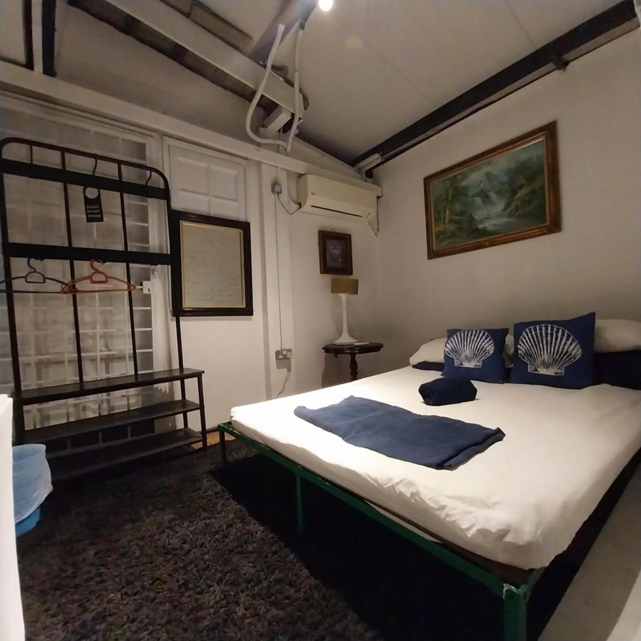 Books & Beds Bed & Breakfast Petaling Jaya Exterior photo