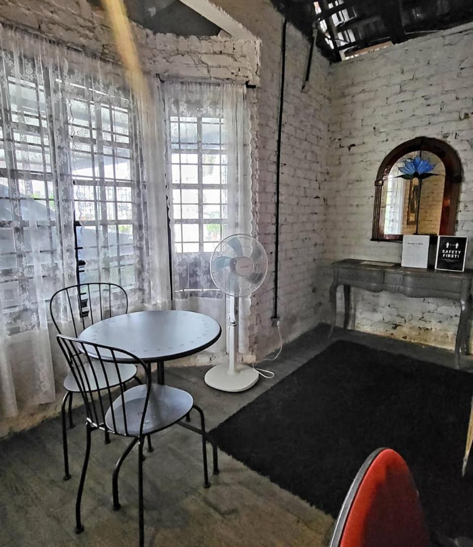 Books & Beds Bed & Breakfast Petaling Jaya Exterior photo